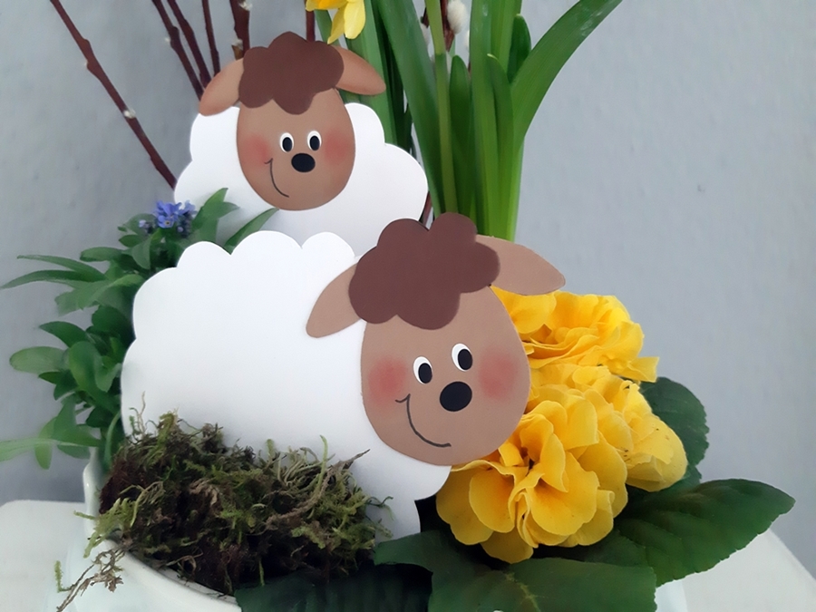 2 Frühlingslämmer als Blumenstecker aus Papier