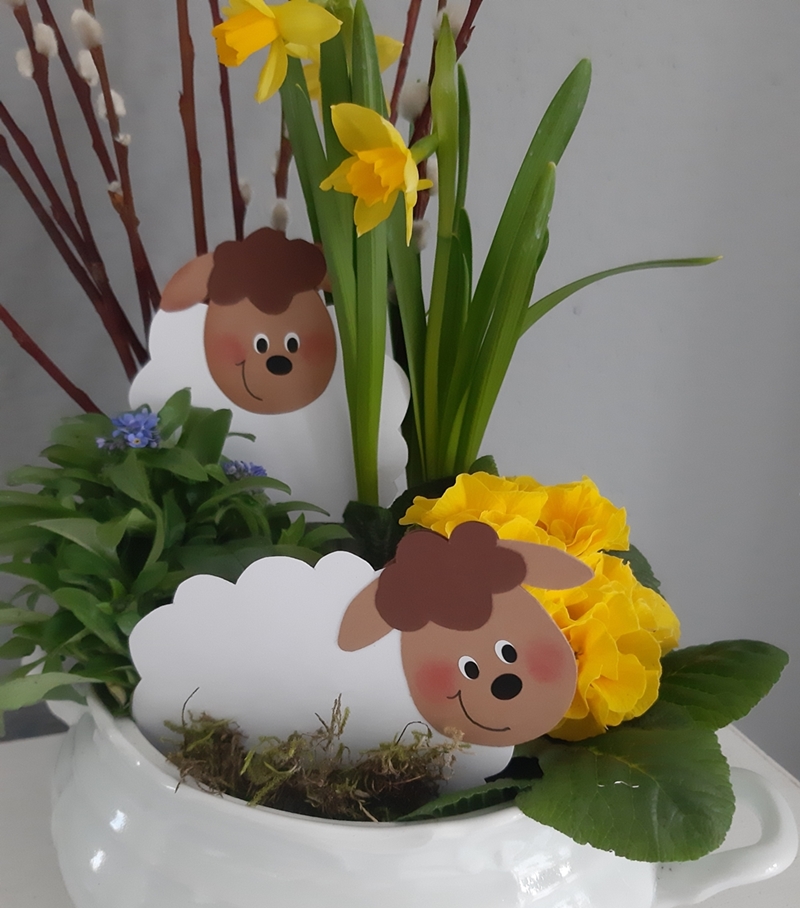 2 Frühlingslämmer als Blumenstecker aus Papier