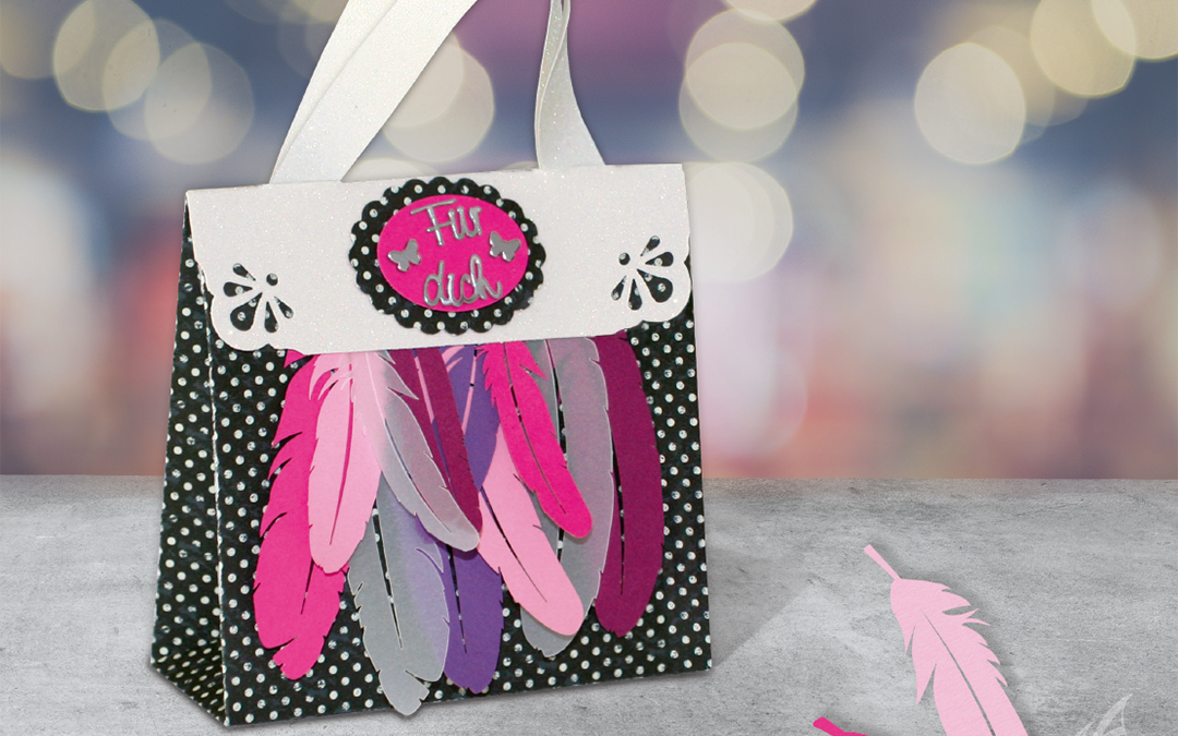 Tasche mit Federn