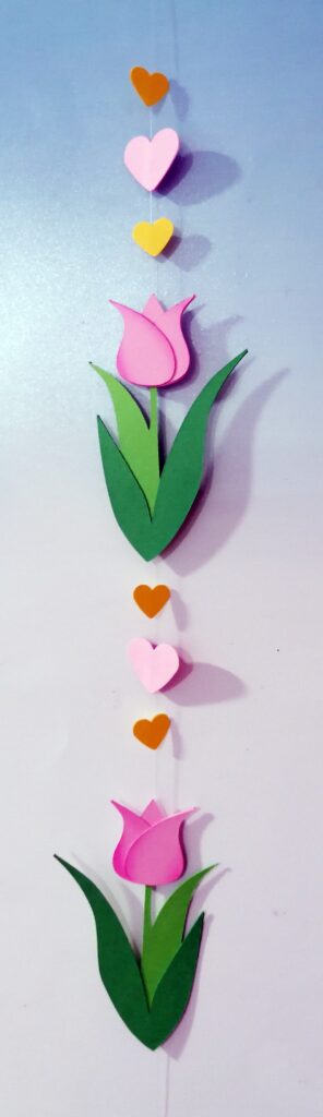 Tulpen-Motivkette aus Bastelpapier zum Osterkörbchen