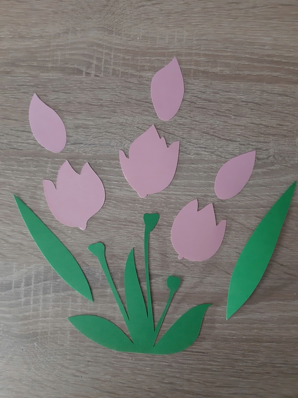 Ein Tulpenstrauß aus Papier wird für eine Frühlingsdeko zusammengeklebt. 