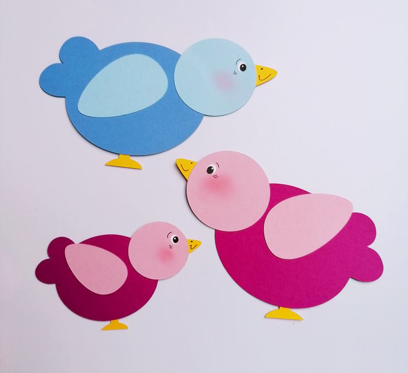 Vogelfamilie in Blau und Rosa