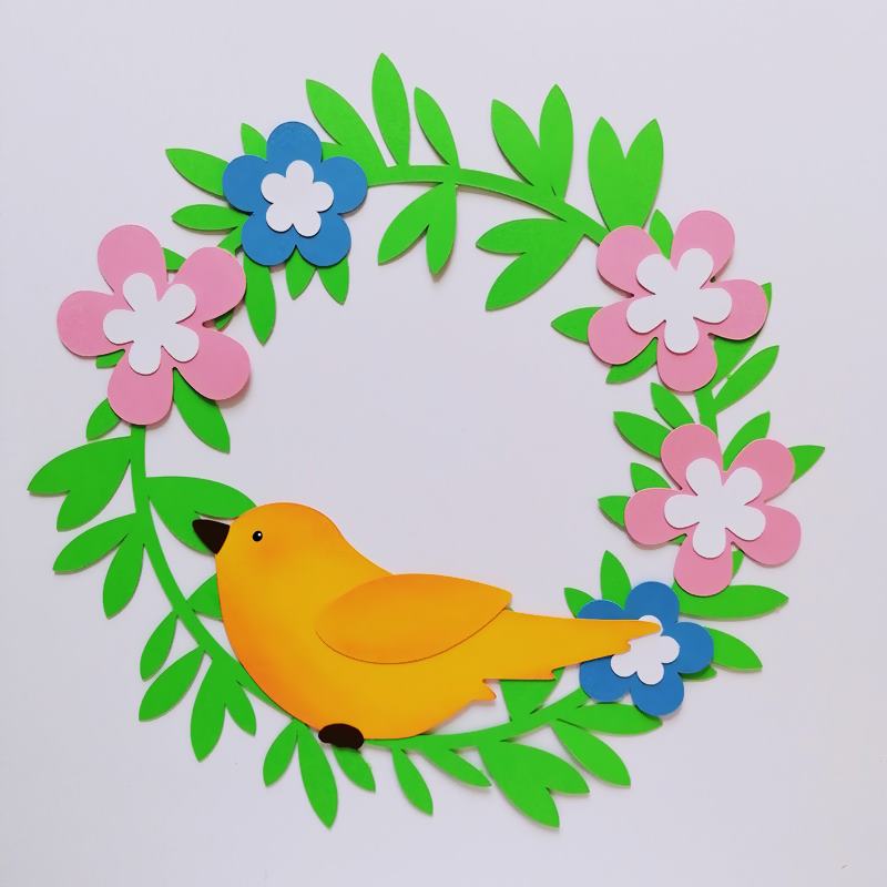 Wandkranz mit Blüten und einem Vogel