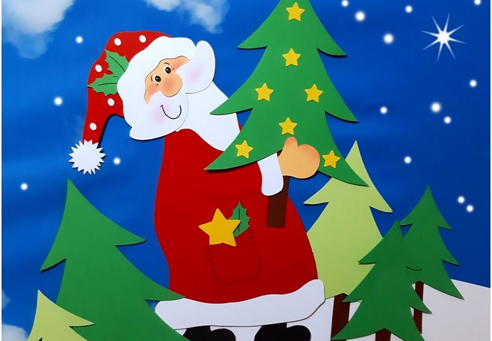 Weihnachtsmann mit Tannenbaum aus Bastelpapier