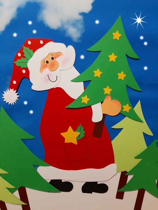 Weihnachtsmann mit Tannenbäumen aus Bastelpapier