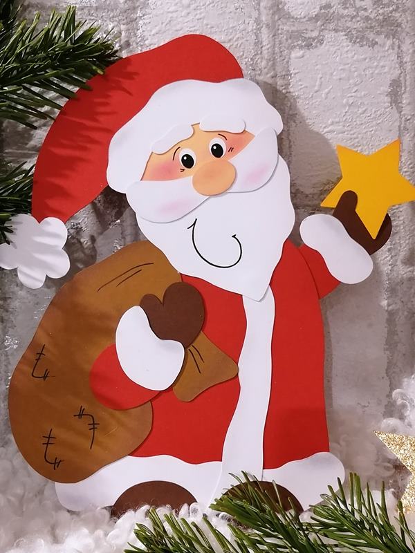 Weihnachtsmann aus Bastelpapier mit einem Stern in der Hand