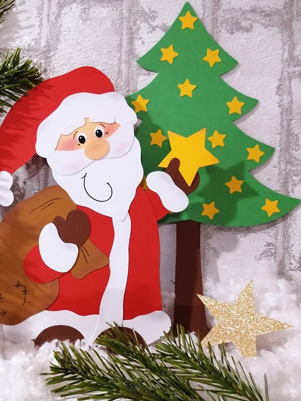 Weihnachtsmann mit einem Sack voller Geschenke vor einem Tannenbaum