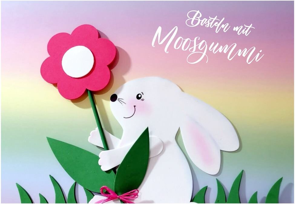 Weißer Hase aus Moosgummi im Gras