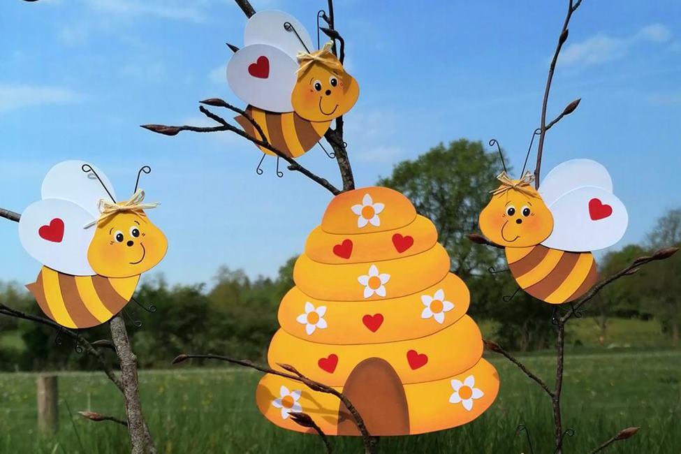 3 Bienen und Bienenstock für den Weltbienentag