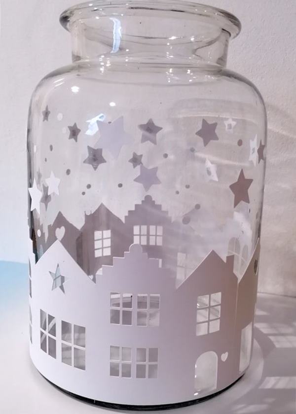 Weihnachts-Vase mit einer Häuser-Bordüre und Sternen aus Papier